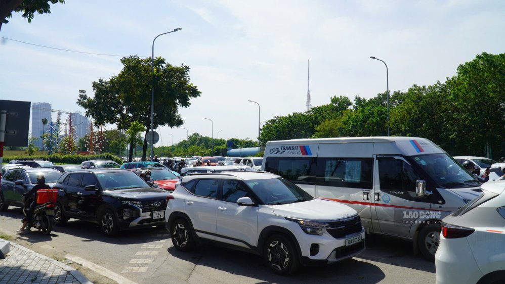 Có thời điểm, ôtô nối thành hàng dài và gần như đứng yên trên đường. Một số tài xế phải chờ hàng giờ để có thể di chuyển qua khu vực đông phương tiện, trong bối cảnh lượng khách tiếp tục đổ về bảo tàng.