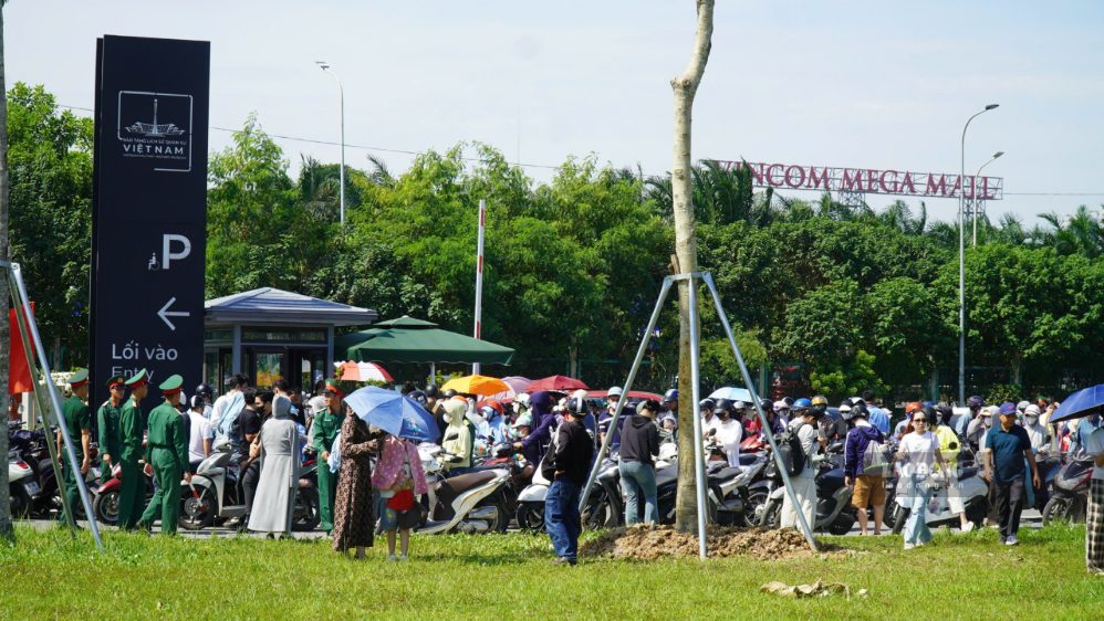Việc Bảo tàng Lịch sử Quân sự Việt Nam mở cửa miễn phí trong hai ngày 1 và 2.9 tiếp tục thu hút lượng lớn người dân, du khách. Với tình trạng đông người và phương tiện đã ghi nhận trong ngày đầu, du khách có kế hoạch tham quan ngày 2.9 nên chủ động lựa chọn thời gian phù hợp, tuân thủ hướng dẫn phân luồng, đồng thời chuẩn bị nước uống, ô, mũ và các vật dụng chống nắng nếu phải chờ ngoài trời.