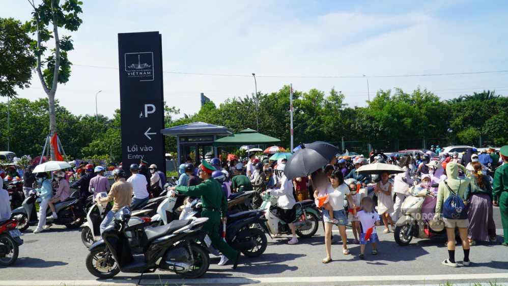 Khi khu vực gửi xe bên trong chịu áp lực lớn, phương tiện được bố trí, hướng dẫn đỗ ở khu vực bên ngoài. Lực lượng chức năng có mặt tại các vị trí ra vào để điều tiết, phân luồng, hạn chế tình trạng ùn tắc kéo dài.