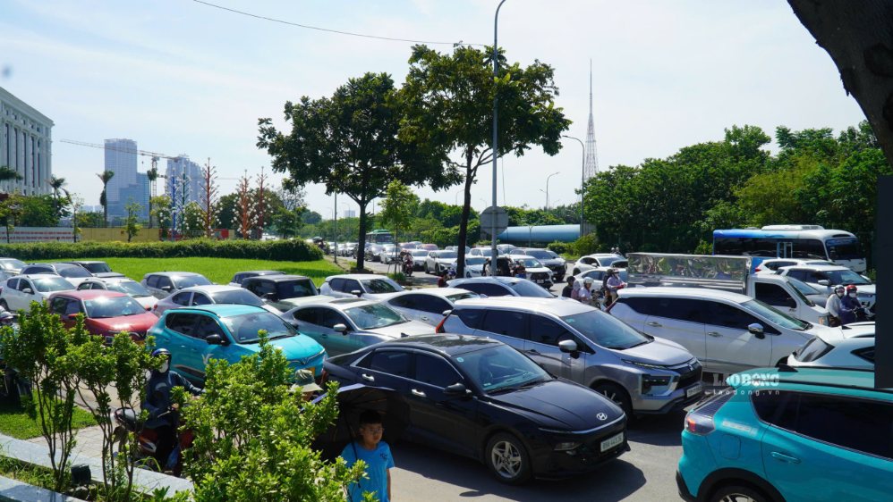 Trong khi ôtô chậm chạp di chuyển trên các tuyến đường dẫn vào điểm tham quan.