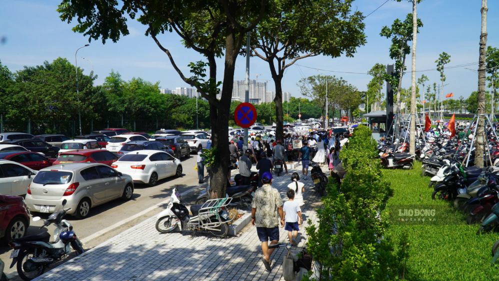 Anh Trần Minh Hoàng (32 tuổi, Hà Nội) cho biết gia đình xuất phát từ sáng sớm nhưng mất nhiều thời gian hơn dự kiến để tiếp cận khu vực bảo tàng do lượng ôtô tăng cao. “Chúng tôi đi từ khá sớm nhưng càng gần bảo tàng càng đông. Có đoạn xe gần như đứng yên, phải mất hàng giờ giờ mới di chuyển được đến khu vực đỗ xe”, anh Hoàng cho biết.