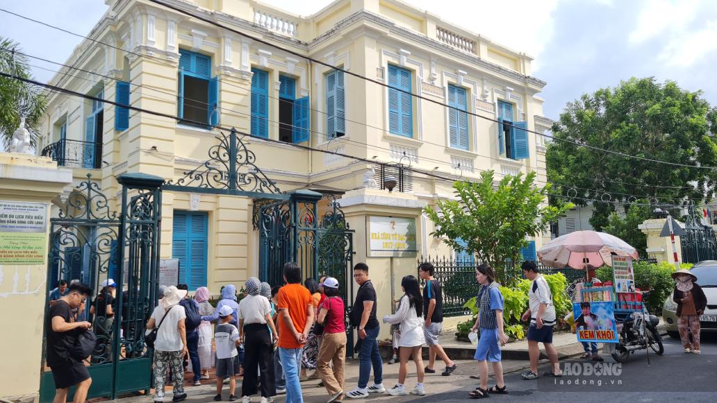 Tourists flock to Cong Tu Bac Lieu's house on September 1. Photo: Nhat Ho.
