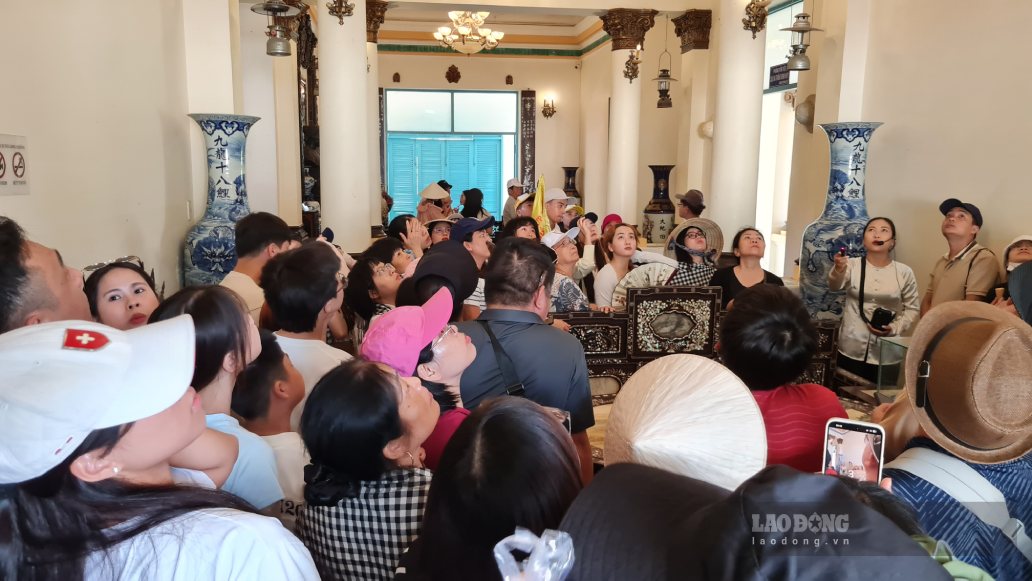 Lắng nghê giai thoại Công tử Bạc Liêu trong Nhà Công tử Bạc Liêu. Ảnh: Nhật Hồ.