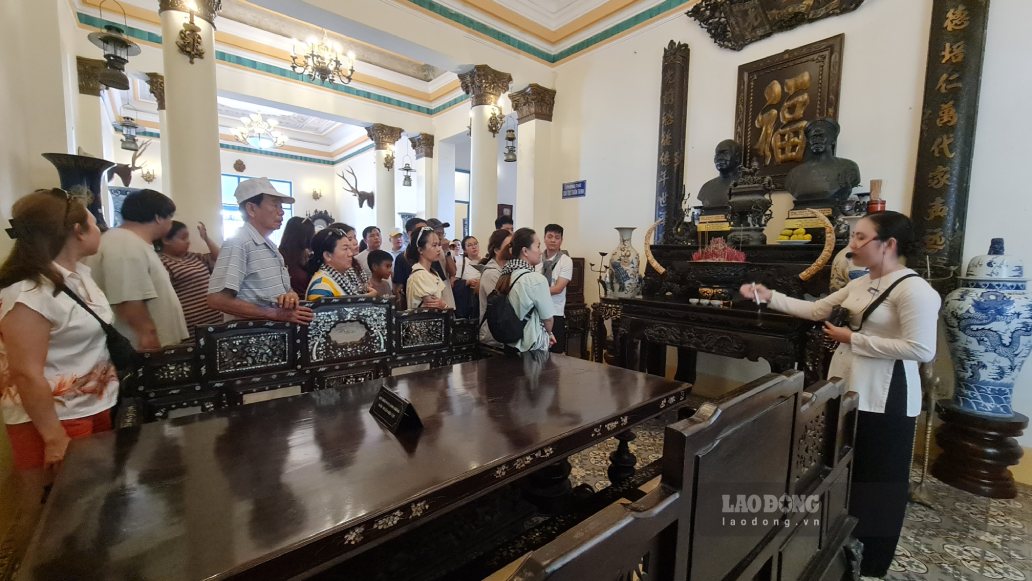 Du khách lắng nghe giới thiệu về Nhà Công tử Bạc Liêu. Ảnh: Nhật Hồ.
