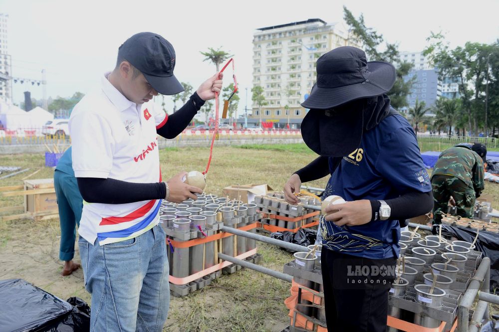 Khẩn trương triển khai việc đấu nối, hoàn tất các công đoạn, sẵn sàng cho đêm pháo hoa rực sáng trên bầu trời biển Sầm Sơn. Ảnh: Quách Du