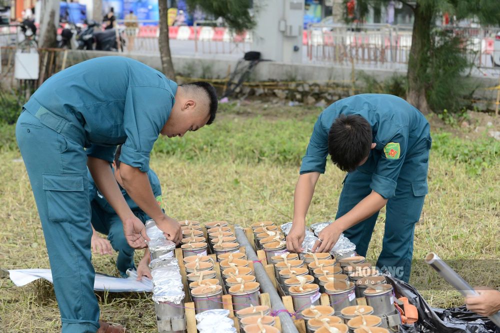 Có tổng cộng 60 giàn, với khoảng 600 quả pháo hoa nổ tầm thấp và 300 quả pháo hoa nổ tầm cao được lắp đặt. Ảnh: Quách Du