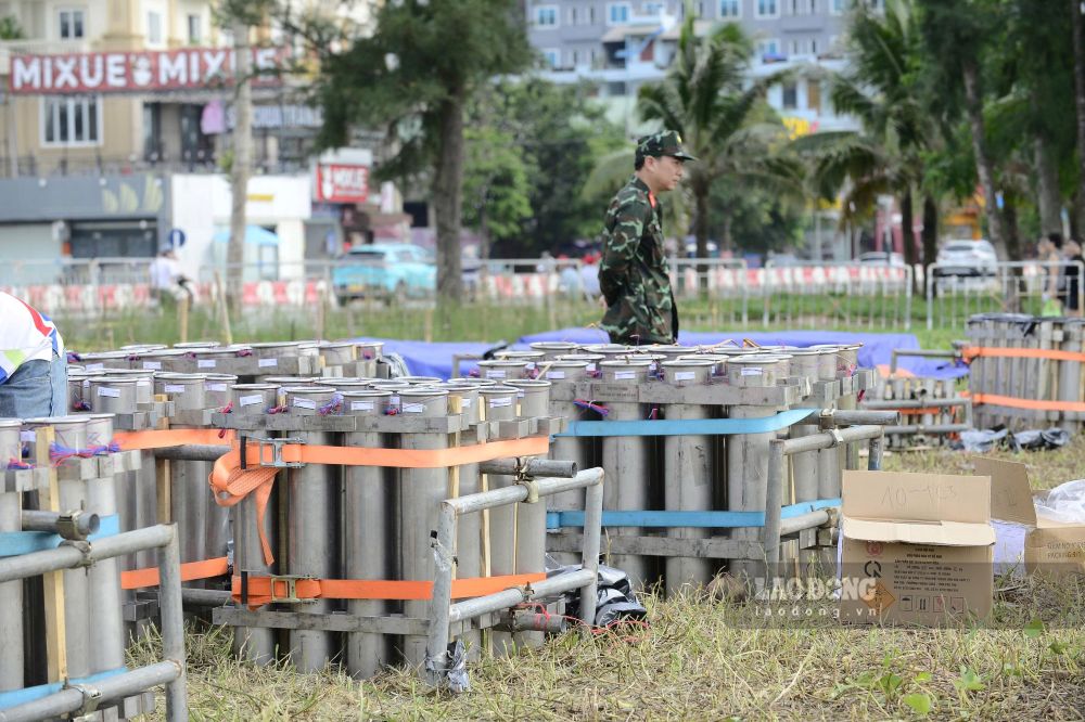 Những giàn pháo hoa trên bờ biển. Ảnh: Quách Du