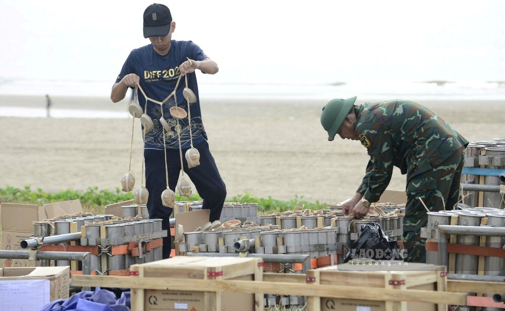 Urgently install fireworks displays on Sam Son beach, Thanh Hoa province. Photo: Quach Du