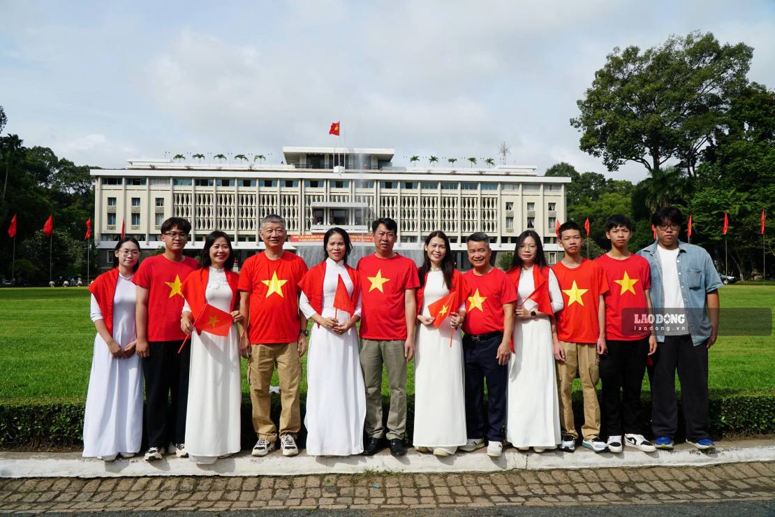 Ms. Nguyen Thi Kim Oanh (6th from right) and her family from Quang Ninh City to Ho Chi Minh City to visit the Independence Palace during the September 2nd holiday. Photo: Thanh Chan
