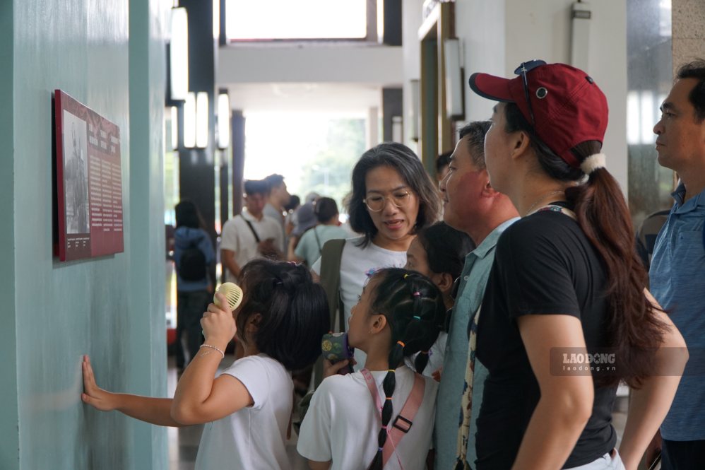 Nhiều gia đình tranh thủ kỳ nghỉ lễ đưa con nhỏ đến Dinh Độc Lập để tham quan, bồi đắp kiến thức lịch sử. Ảnh: Thanh Chân