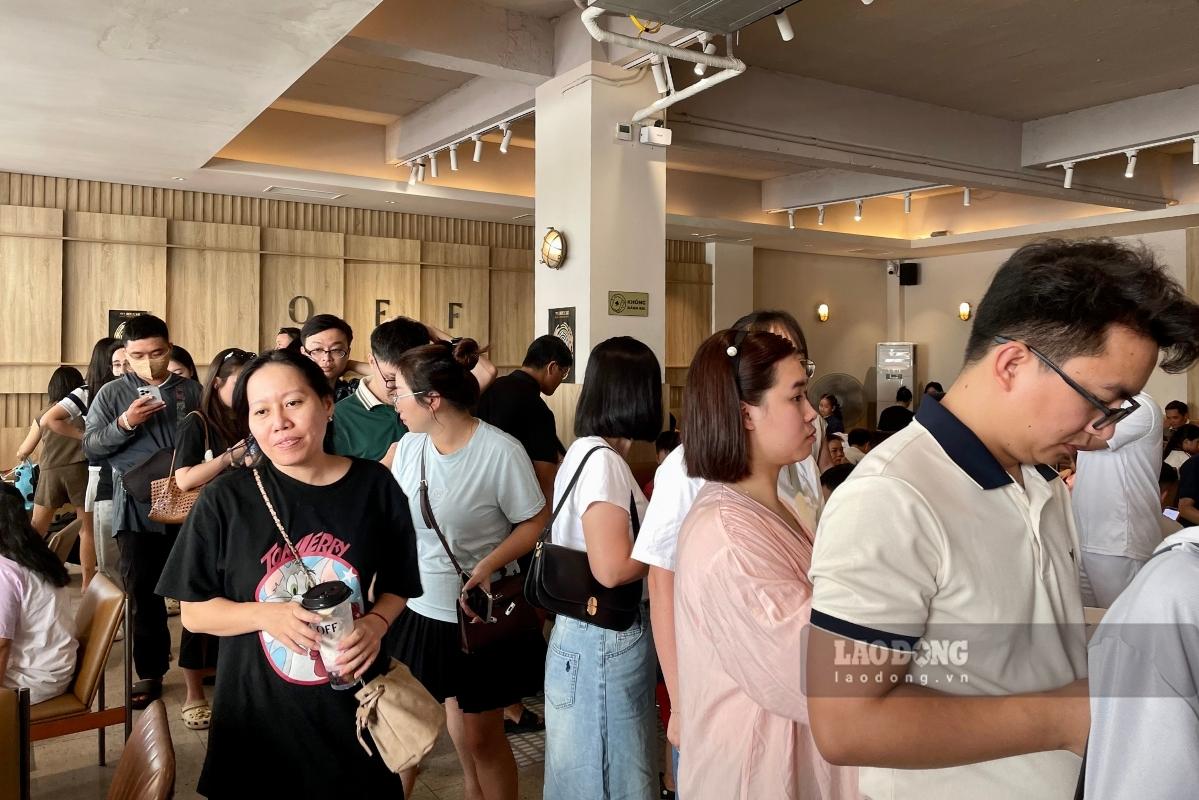 Many food tour locations in Ha Long "fell" during the September 2nd holiday, tourists lined up for more than 1 hour to order dishes. Photo: Thanh Binh