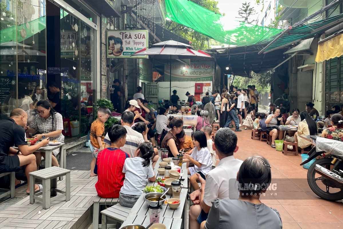 Nhiều du khách đã có chỗ ngồi nhưng vẫn chưa đến lượt có thể thưởng thức món ăn. Ảnh: Thanh Bình