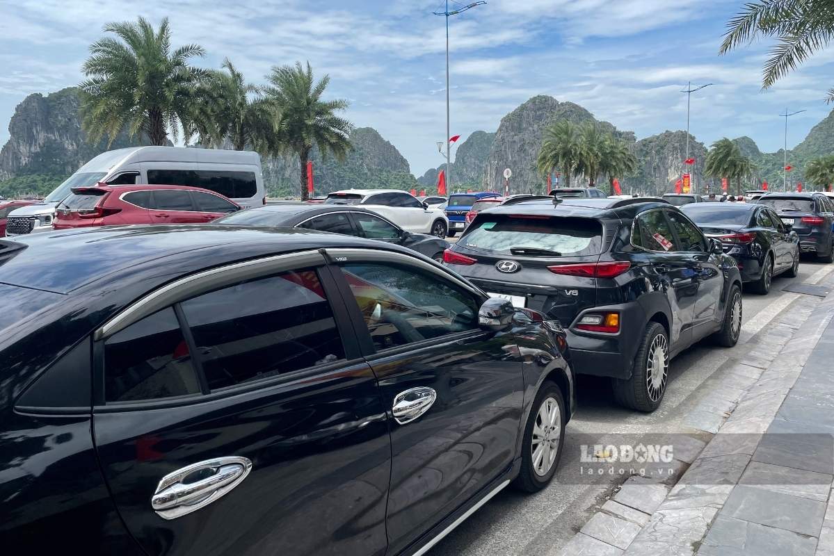 Khu vực đỗ xe tại trước nhiều quán cà phê, trà sữa có view biển tấp nập ra vào. Ảnh: Thanh Bình