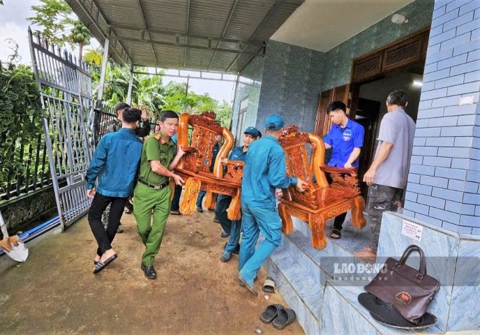 Các lực lượng hỗ trợ người dân di dời tài sản đến nơi an toàn. Ảnh: Quang Duẩn 