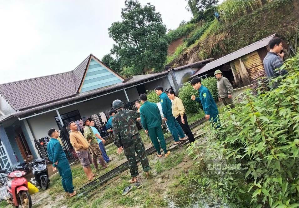 Các lực lượng xã Quảng Sơn tuyên truyền, vận động, hỗ trợ người dân di dời khỏi khu vực có nguy cơ sạt lở. Ảnh: Quang Duẩn 