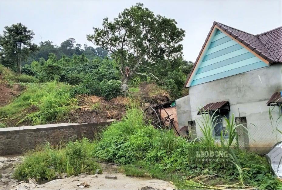 Khu vực xuất hiện nhiều vết nứt, sụt lún ảnh hưởng đến 3 hộ dân tại xã Quảng Sơn. Ảnh: Quang Duẩn 