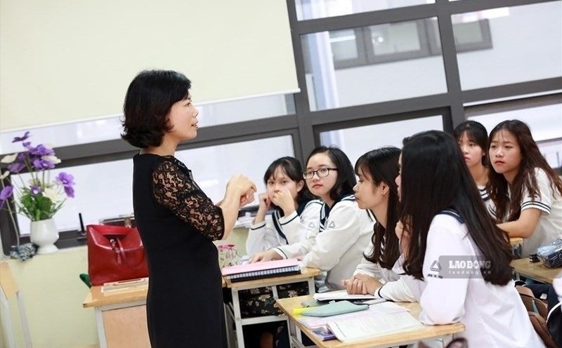 Los profesores son responsables de cumplir con las normas, garantizando la calidad de la enseñanza si firman un contrato de enseñanza a tiempo completo con la institución educativa después de jubilarse. Foto: Hai Nguyen