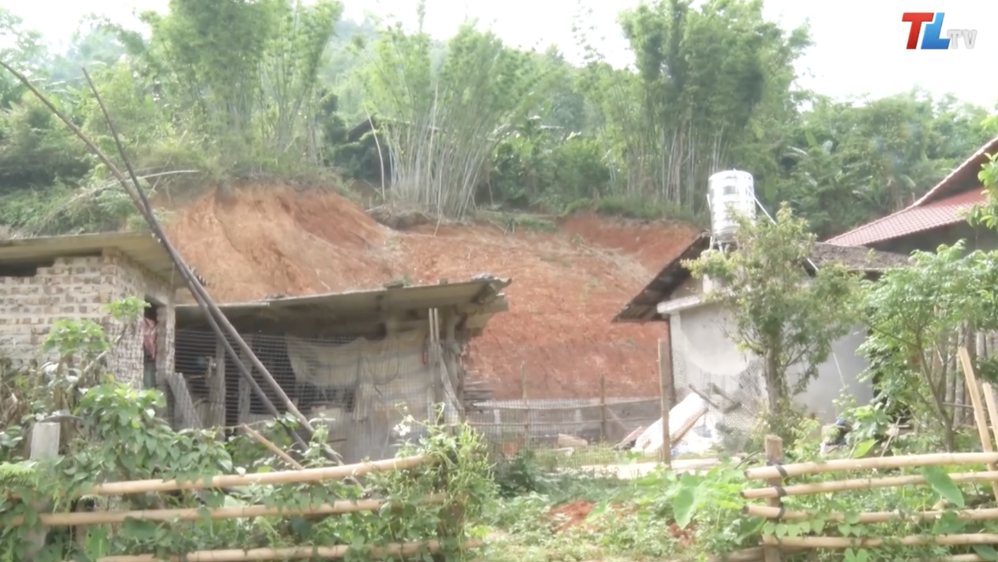 A crack about 150 m long appeared on the hillside in Tri Le commune, directly threatening 9 households living below. Photo: Tri Le commune news page, Lang Son province