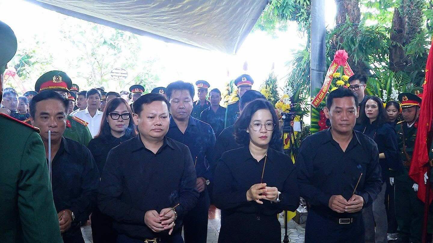 Lãnh đạo phường Bắc Gianh dâng hương tưởng niệm liệt sĩ Nguyễn Quốc Hội. Ảnh: UBND phường Bắc Gianh