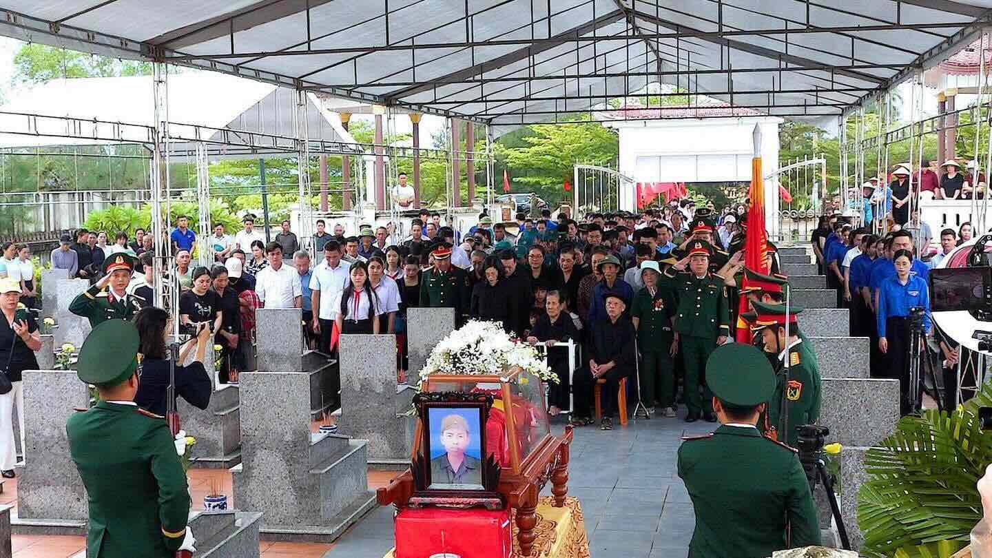 Hài cốt liệt sĩ Nguyễn Quốc Hội được đưa về an táng tại Nghĩa trang Liệt sĩ Quảng Phúc. Ảnh: UBND phường Bắc Gianh