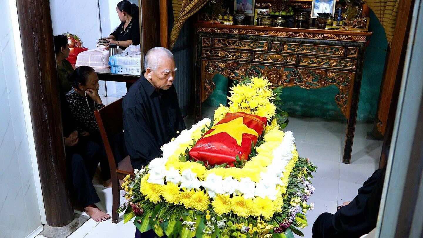 The remains of martyr Nguyen Quoc Hoi are brought back to his hometown for burial. Photo: Bac Gianh Ward People's Committee