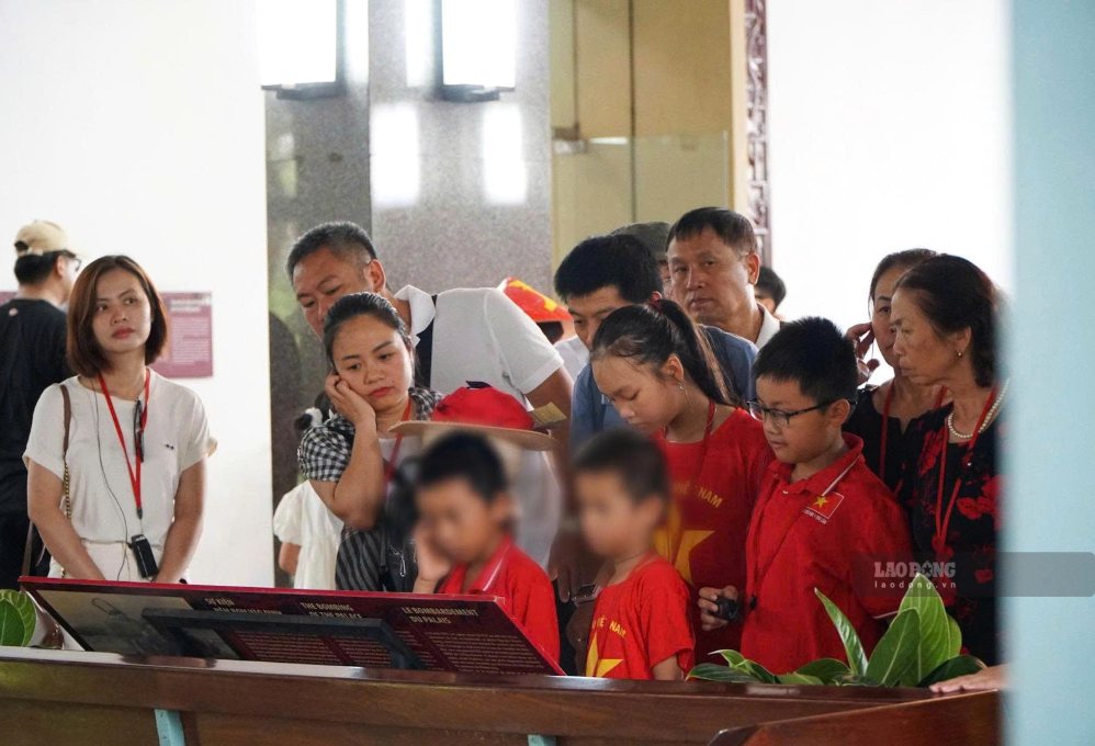 Nhiều bạn nhỏ cũng theo chân gia đình, khám phá không gian lịch sử tại Dinh Độc Lập.