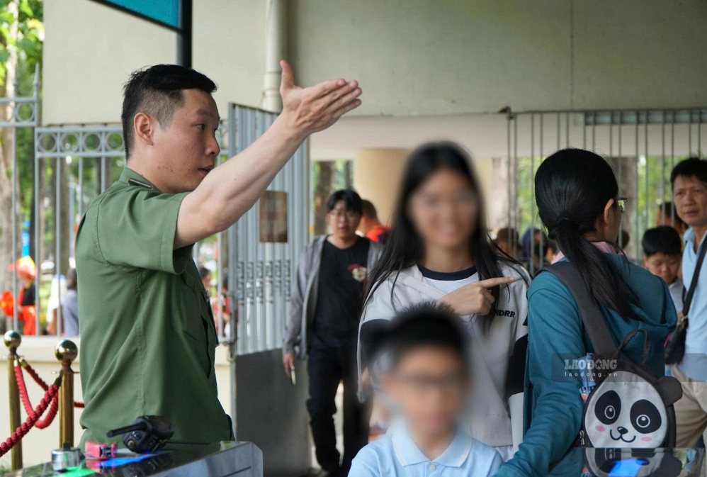 Ban quản lý đã chủ động tăng cường tối đa nhân sự bán vé, điều tiết và phân luồng từ sớm nhằm hạn chế ùn ứ, bảo đảm an ninh trật tự.