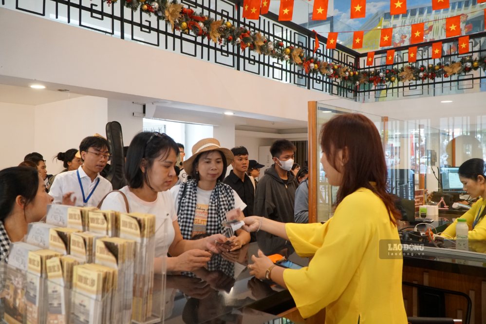 Ghi nhận trong ngày 1.9 - ngày thứ 4 của kỳ nghỉ lễ Quốc khánh 2.9 năm nay, từng dòng người thuộc nhiều lứa tuổi đã nối đuôi nhau xếp hàng trước quầy vé và khu vực kiểm soát để vào tham quan Di tích quốc gia đặc biệt Dinh Độc Lập.
