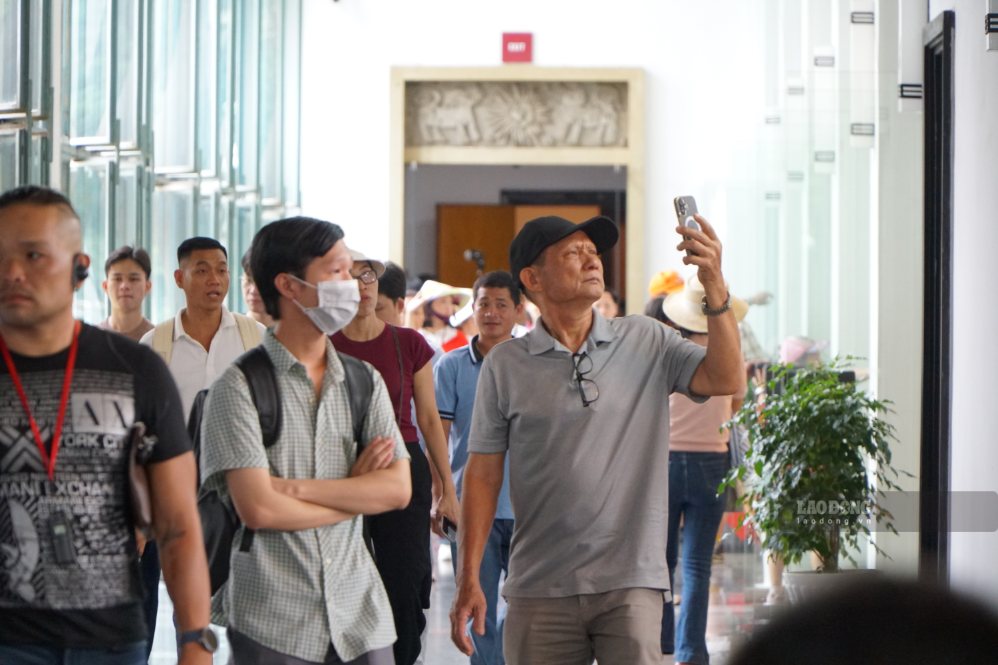 Nhiều gia đình hào hứng ghi lại không khí náo nhiệt bên trong Dinh Độc Lập vào dịp lễ đặc biệt này.