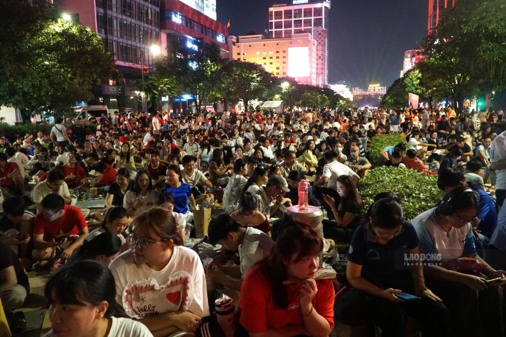 People in Ho Chi Minh City go early to hunt for beautiful places to watch fireworks celebrating Independence Day. Photo: Thanh Chan