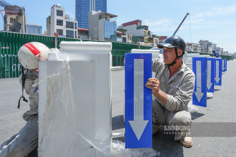 Workers install mobile medians on Ring Road 1. Photo: Song Huu