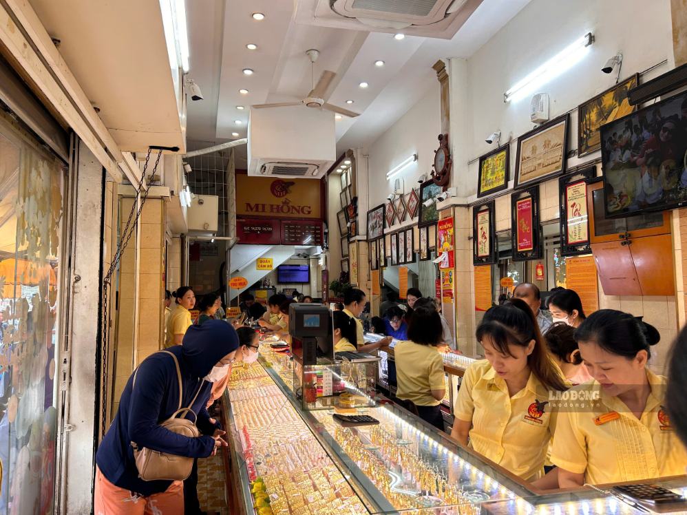 Giá vàng giảm khiến nhu cầu mua vàng tích trữ của người dân tăng lên. Ảnh: Hạ Mây