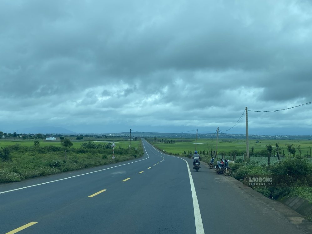 Tuyến tránh chưa được nghiêm thu, bàn giao do còn một số vướng mắc về đất đai, biển báo và các hạng mục khác. Ảnh: Thanh Tuấn