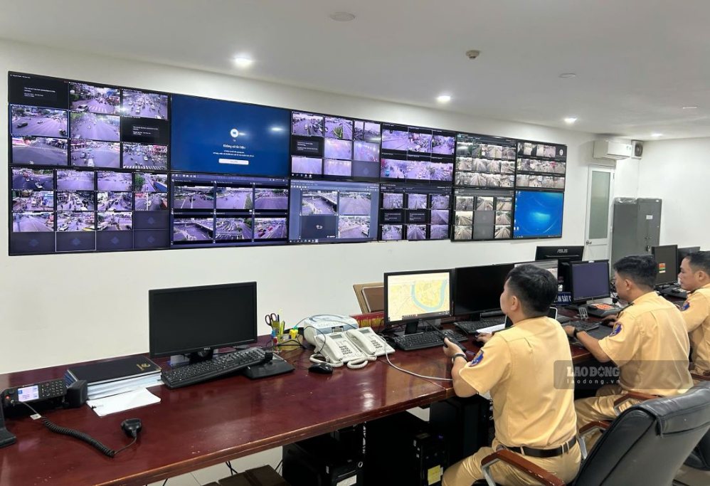 Surveillance cameras support Ho Chi Minh City traffic police forces to promptly detect incidents and proactively deploy traffic regulation plans. Photo: Chan Phuc