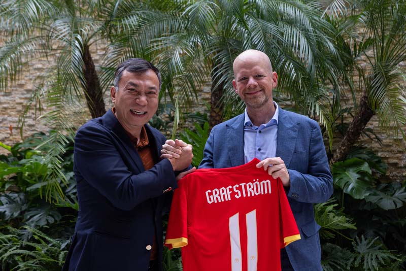 Tổng Thư ký FIFA Mattias Grafstrom và Chủ tịch VFF Trần Quốc Tuấn. Ảnh: VFF