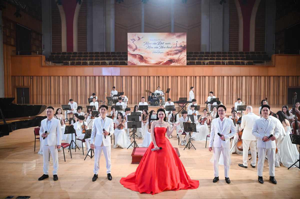 El teniente coronel y cantante Nhat Huyen lanza el proyecto "Colores del país - Colores de la paz" que incluye 8 canciones. Foto: Personaje proporcionado