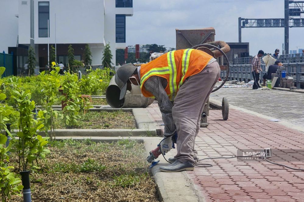 Công nhân thi công tại cống Tân Thuận