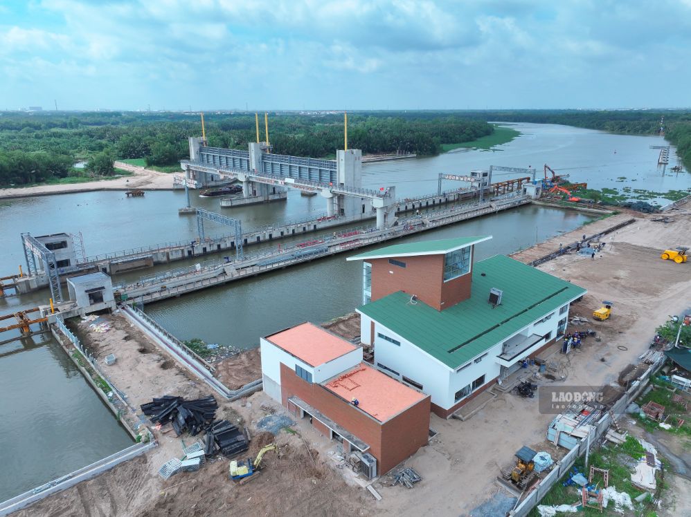 Hoàn thiện cống Cây Khô.  Ảnh: Minh Quân