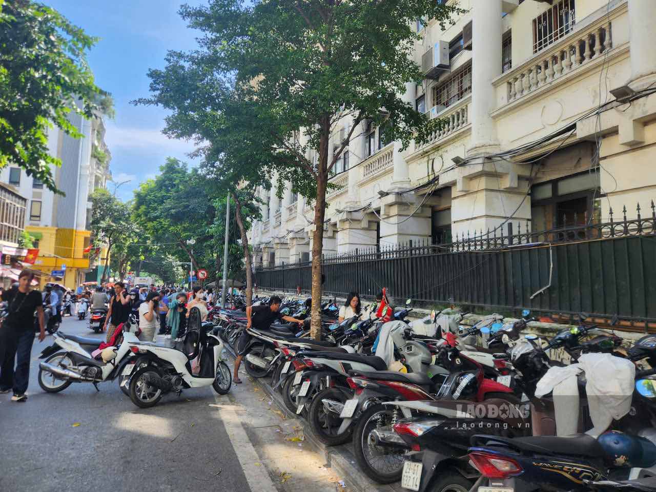 Nhiều điểm trông giữ xe máy quanh hồ Hoàn Kiếm thu giá cao hơn so với quy định. Ảnh: Vy Vy