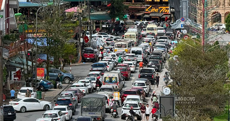 Traffic in the central area of Sa Pa is always crowded during the holidays. Photo: Thinh Sa Pa