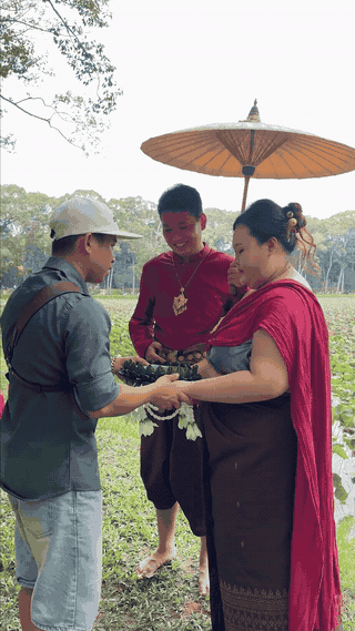 Trào lưu từ âm nhạc của Phương Mỹ Chi tạo cảm hứng để nhiều bạn trẻ diện trang phục Khmer, lưu giữ những khoảnh khắc đầy màu sắc. Ảnh: Hoàng Lộc