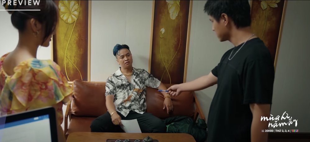 Thúy và Long bảo vệ Khánh trong tập 12 phim “Mùa hè năm ấy“. Ảnh: VFC. 