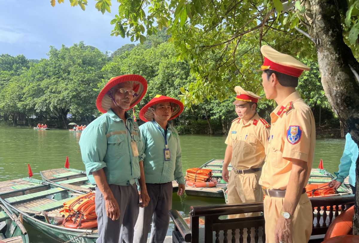 The Traffic Police Department of Ninh Binh Provincial Police proactively ensures order and safety of waterway traffic in tourist areas and spots during the September 2nd holiday. Photo: Ninh Binh Provincial Police