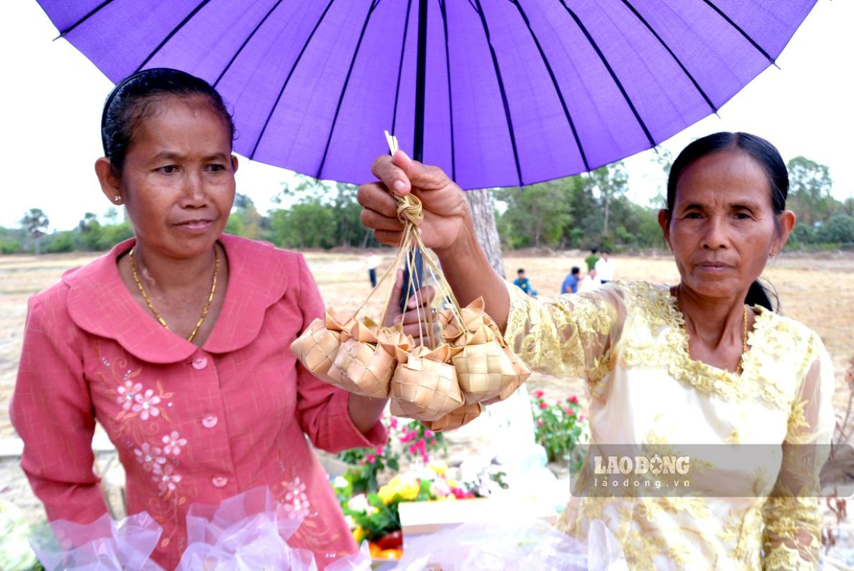 Bánh cà- tum, đặc sản của đồng bào Khmer, sẽ là món quà ý nghĩa cho gia đình, người thân khi du lịch đến di tích Đồi Tức Dụp. Ảnh: Thanh Mai  