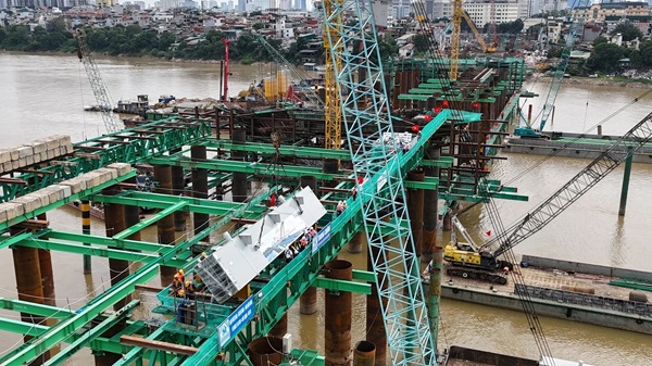 Những đốt dầm nặng hơn 23 tấn được lắp dựng, mở đầu giai đoạn tạo hình cầu Trần Hưng Đạo. Ảnh: Ánh Dương