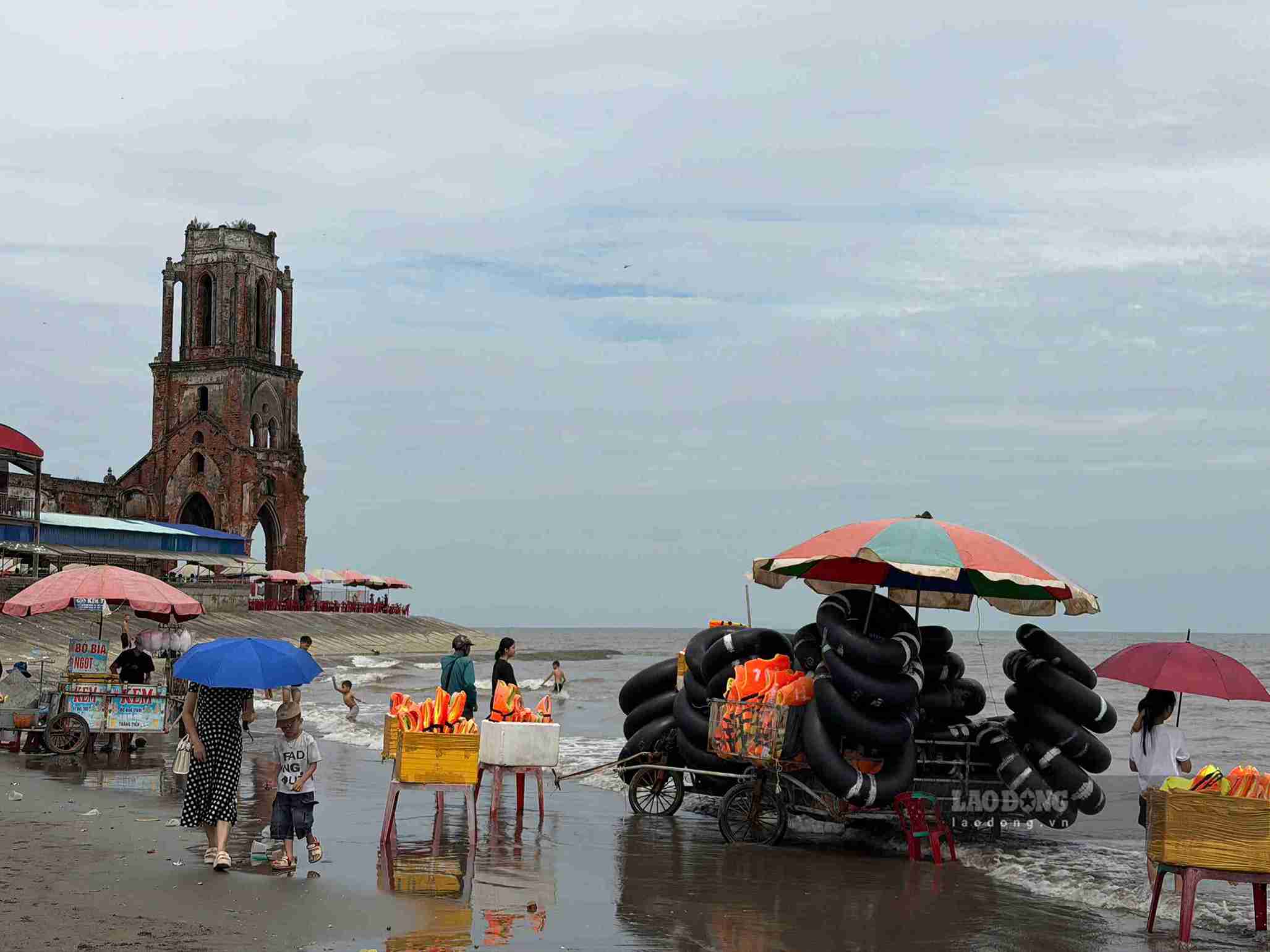 Du khách tắm biển Hải Tiến trong kỳ nghỉ lễ Quốc khánh 2.9.