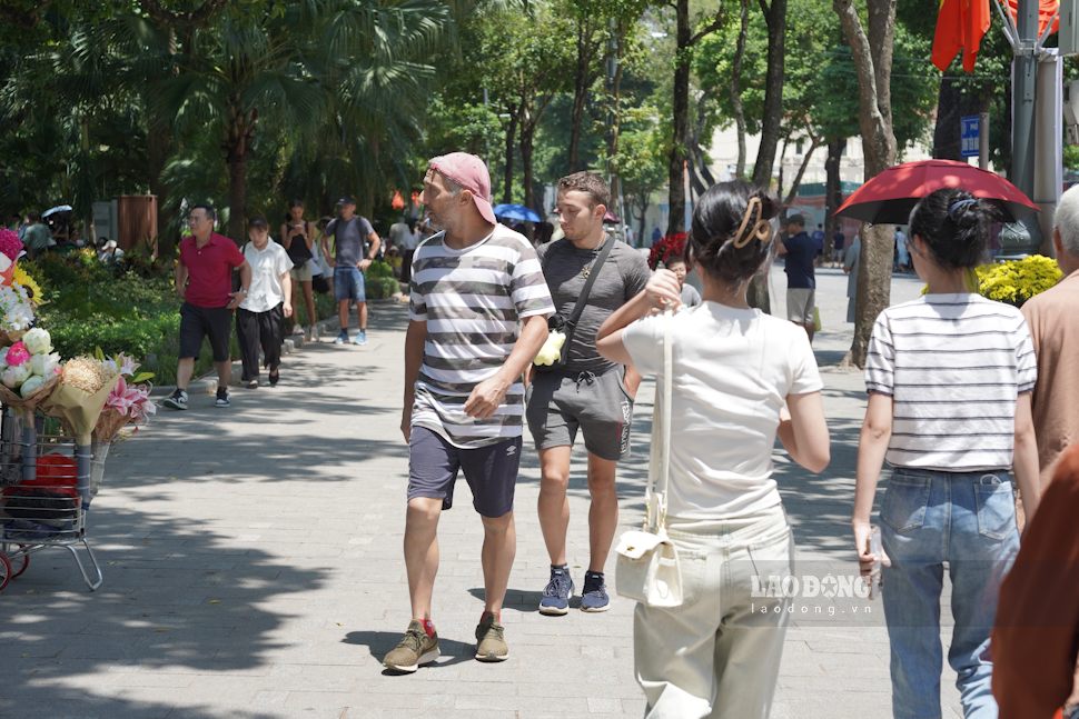 International tourists impressed with the atmosphere of celebrating National Day in Hanoi. Photo: Linh Anh