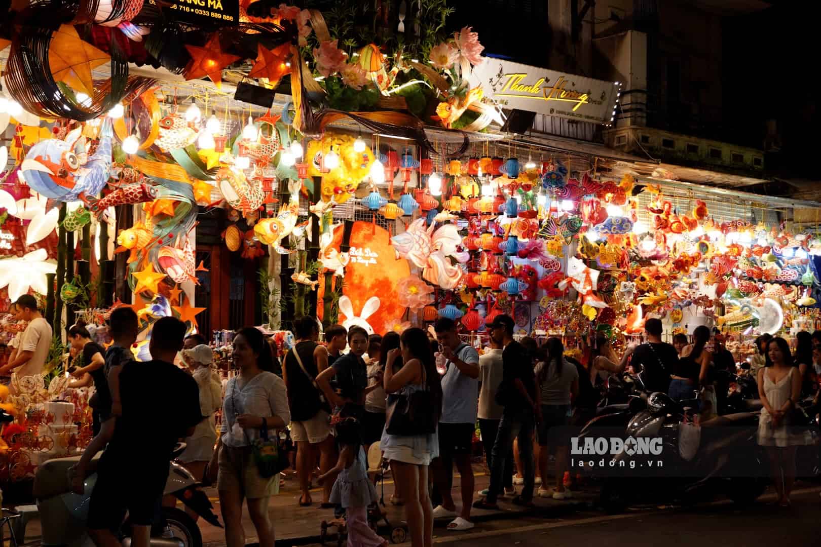 Although there is still nearly a month until Mid-Autumn Festival, Hang Ma has attracted many people and tourists. Photo: Huyen Anh
