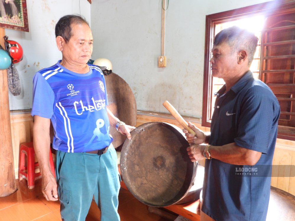 Ông Y Thanh Niê và Ma Lê đã có nhiều đóng góp cho việc bảo tồn, gìn giữ văn hóa tại buôn. Ảnh: Lê Duyên