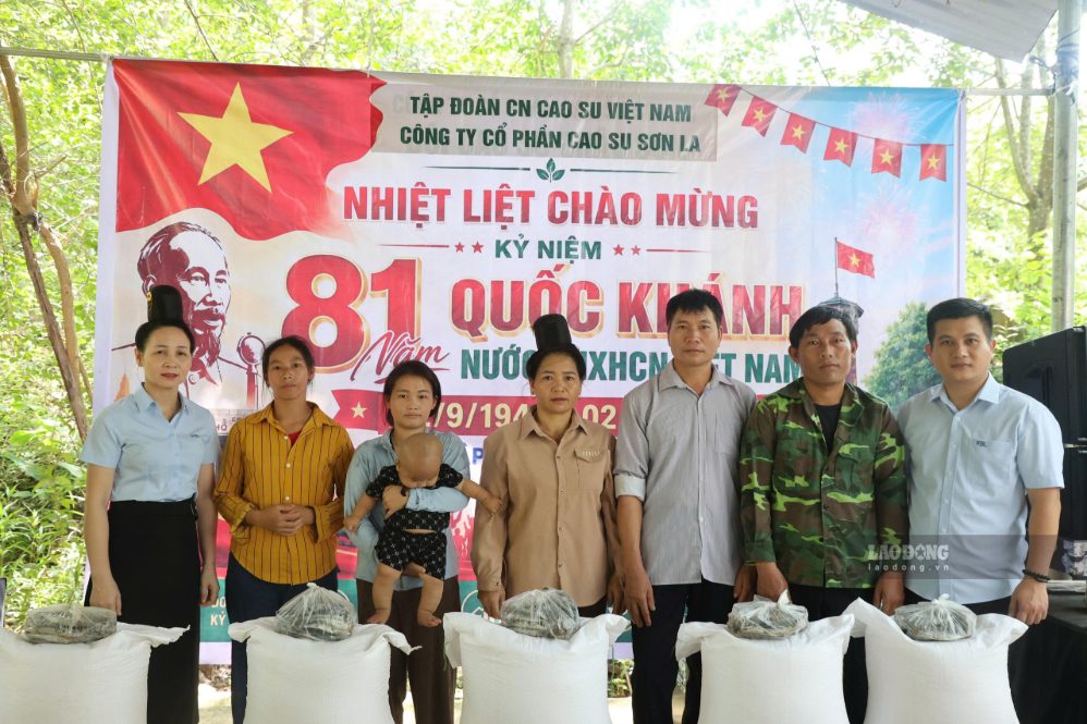 Representatives of Son La Rubber Joint Stock Company present gifts to workers of Muong La Rubber Team. Photo: Tran Hien